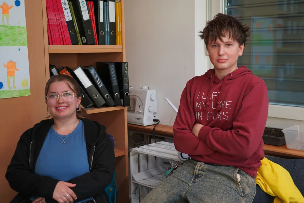 Eine Schülerin und ein Schüler im Interview.